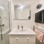 Sunny 2-room Apartment, Terrace, Garden 아파트 안시